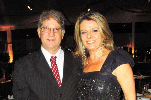 O abraço especial de hoje vai para o querido médico Wilson Cunha Júnior, que está mudando de idade neste domingo. Na foto, ele está ao lado da esposa, Sílvia Alonso Bittar Cunha, que comanda o Laboratório Hormolab. Desejamos muita saúde, paz e bem.